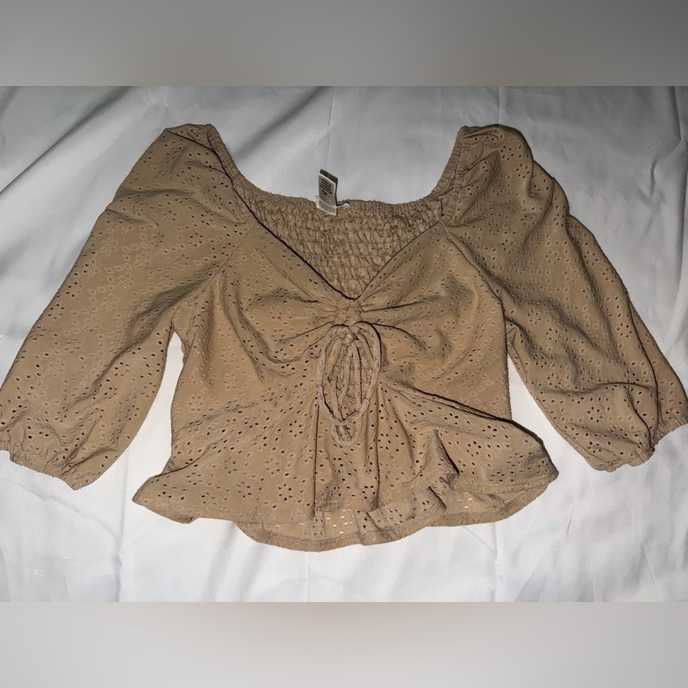 Urban Romantics Tan Eyelet Peplum Blouse – Puff Sleeve, Size M